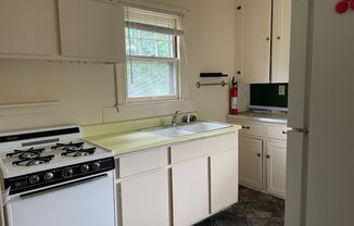 2 beds, 1 bath, $800, Unit Upper