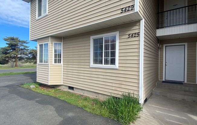 2 bed 1 bath apartment with attached garage in great neighborhood!