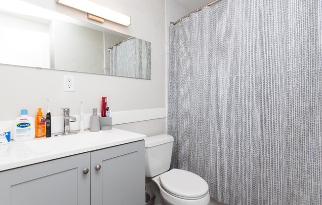 2 beds, 1 bath, 700 sqft, $3,300, Unit 4