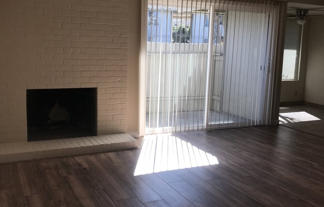 3 beds, 2 baths, 1,050 sqft, $1,895