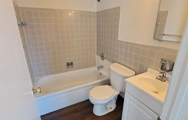 2 beds, 1 bath, 720 sqft, $950, Unit 9343F