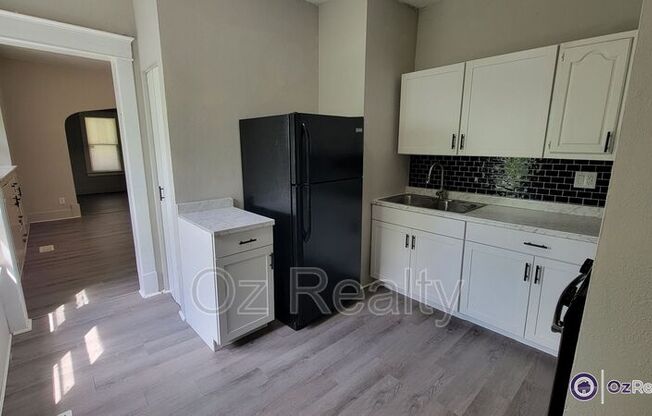 3 beds, 1 bath, 1,105 sqft, $950