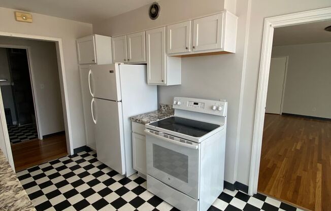 1 bed, 1 bath, 800 sqft, $1,350, Unit 11