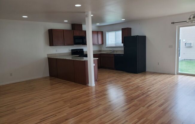 3 beds, 2.5 baths, 1,600 sqft, $1,450, Unit Unit #2