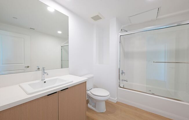 2 beds, 1 bath, $2,700, Unit 301