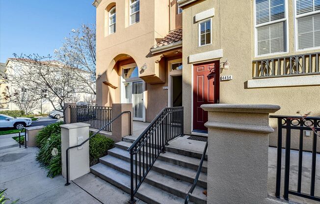 PRIME CORNER HOME NEAR TRAILS LIGHT-FILLED LAYOUT | EASY ACCESS