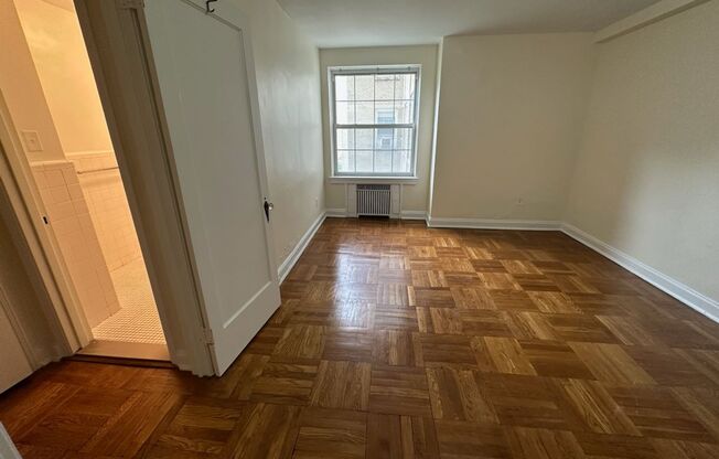 1 bed, 1 bath, 768 sqft, $1,400, Unit Royal York 704