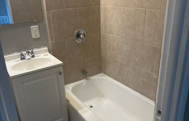 2 beds, 1 bath, 750 sqft, $970, Unit B01 1010 16