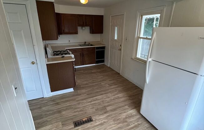 2 beds, 1 bath, $1,300