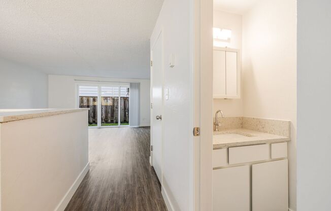 2 beds, 1.5 baths, 1,100 sqft, $1,695, Unit 18