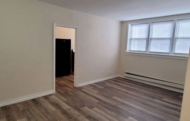 3 beds, 1 bath, $1,795, Unit 25-01