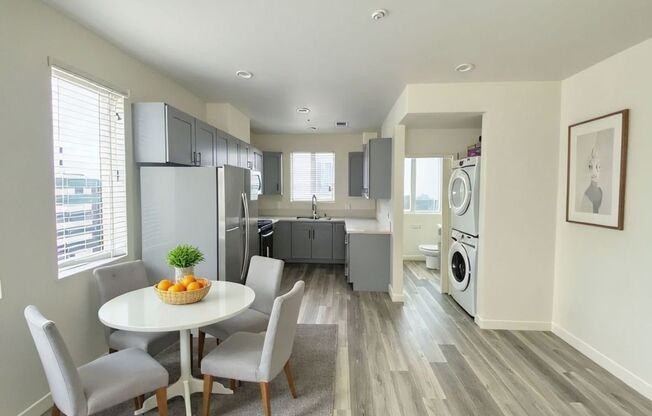 2409 1/2 Ridgeley Dr