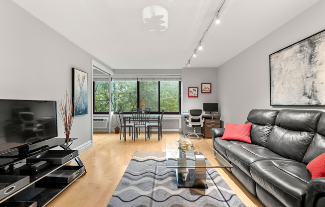 1 bed, 1 bath, 650 sqft, $4,350, Unit 5Y