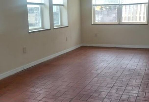 3 beds, 1 bath, $1,600