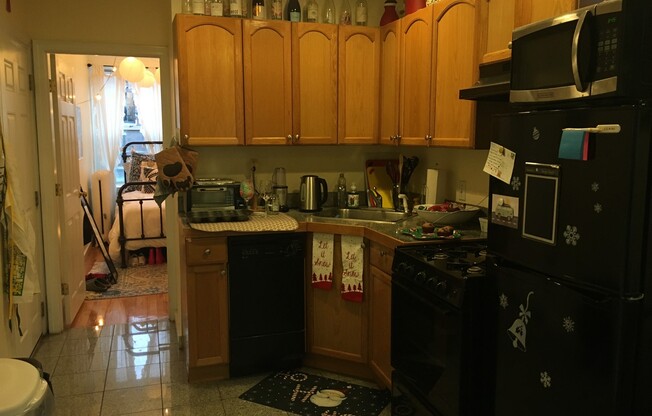 2 beds, 1 bath, $3,500, Unit 10