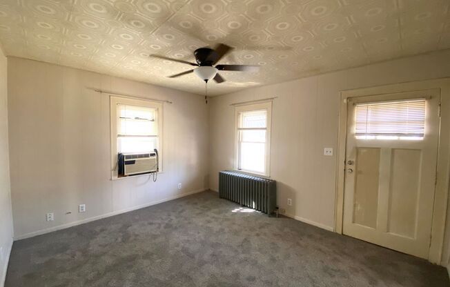 2 Bedroom, 1 Bath Home  & Garage Available in Peoria IL!