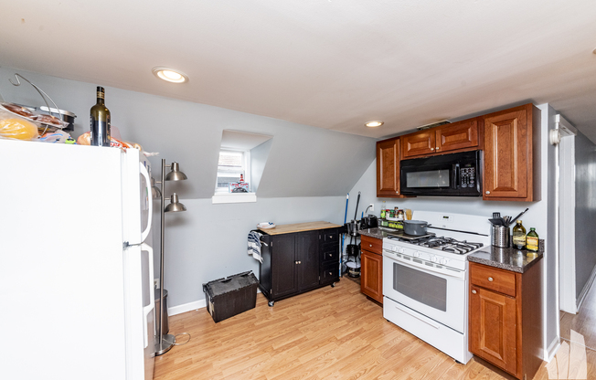 1332 W BARRY AVE