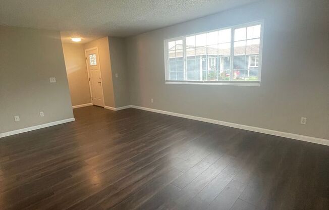 2 beds, 1 bath, 945 sqft, $1,575, Unit 033