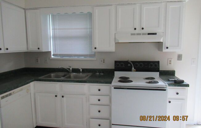 Townhome in Orange Park available (2 bed / 2 bath)