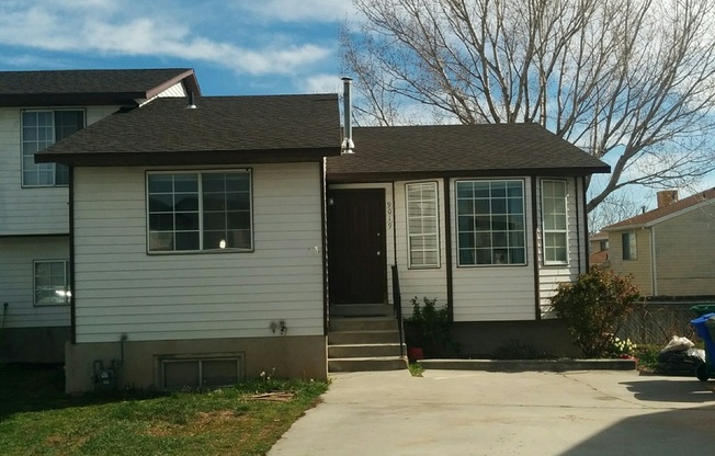 Cozy 3-Bedroom 1 Bath Twin-Home with Backyard