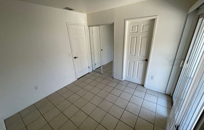 Riverside Condo close to University
