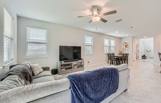 Huge 4-Bedroom Home in Morningstar Neighborhood