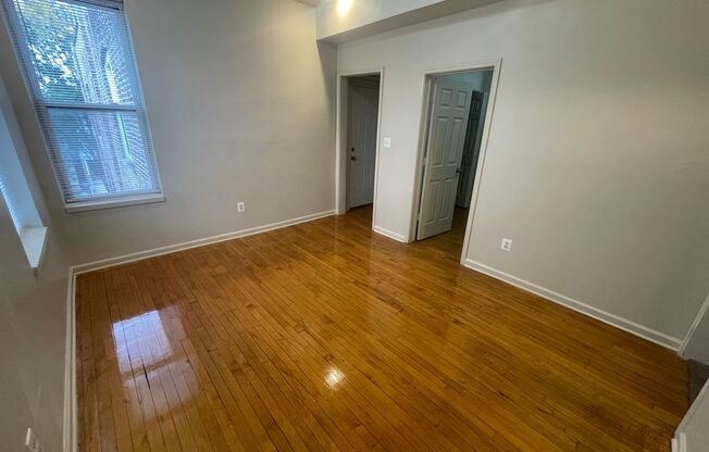 2 beds, 1 bath, $1,600, Unit 1650 # 3R