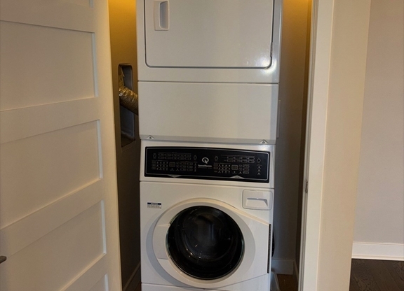 2 beds, 2 baths, 1,425 sqft, $3,000, Unit 355