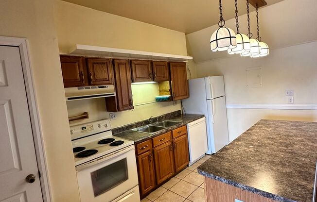 2 beds, 1 bath, $2,000, Unit 5