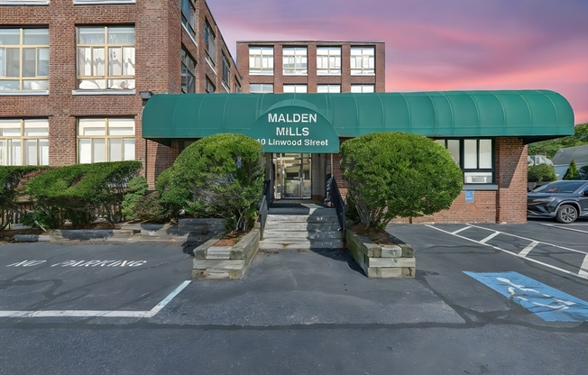 1 bed, 1 bath, 440 sqft, $2,100, Unit U106