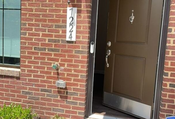 Beautiful contemporary TH in desirable North Hill