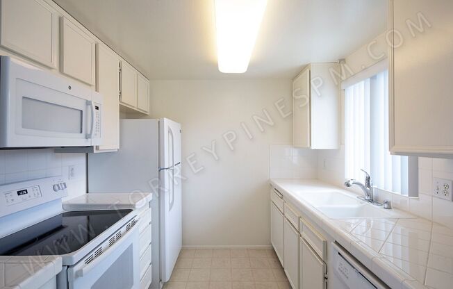 *OPEN HOUSE: 5/10 10-11AM* La Jolla 2 Br with 2 Parking Spaces, Washer/Dryer