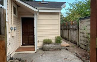 2 Bedroom, 1 Bathroom on Jefferson St.