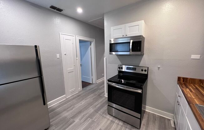 2 beds, 1 bath, 815 sqft, $925, Unit 2911 N. Elemendorf