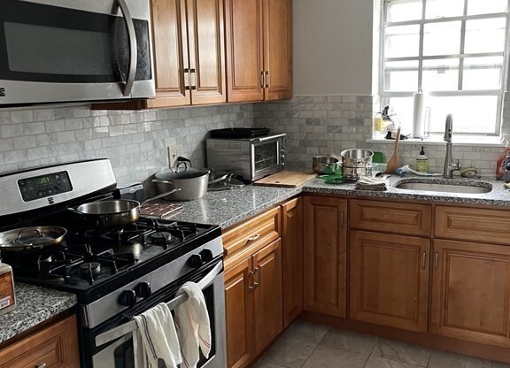 214 Lake Shore Rd Apt 3