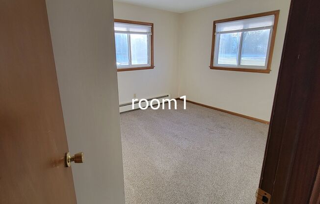 Great 2 Bedroom Near Downtown Shakopee With Parking!