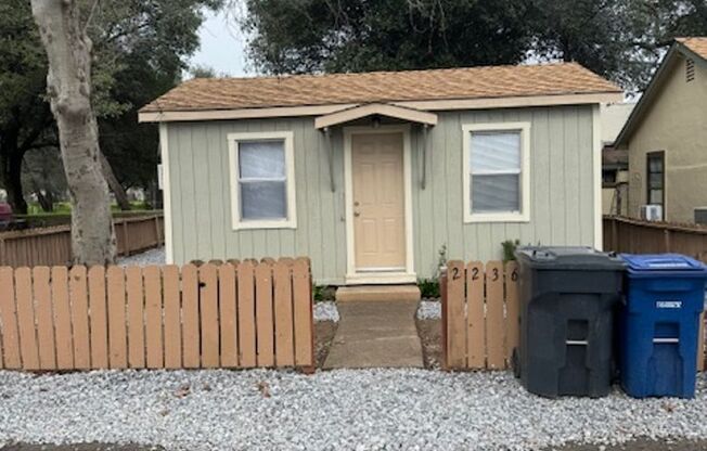 Cute 1 Bedroom Cottage in South Redding