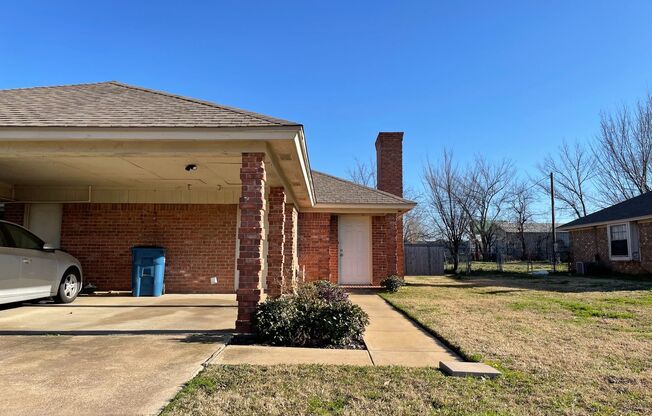 Big lot- Cute 2/1 duplex! Burleson