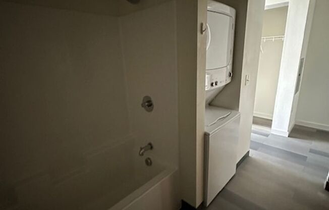 Studio, 1 bath, 432 sqft, $1,299, Unit 208