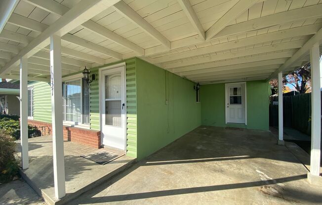 - Central Roseville - 2 Bed, 1 Bath - Separate Living and Family Room - Gardener Included