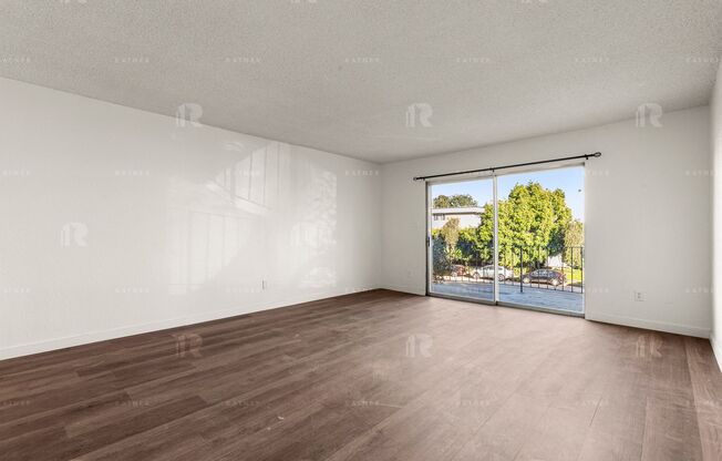 (EL/TI/YO:B) 5139 White Oak Avenue