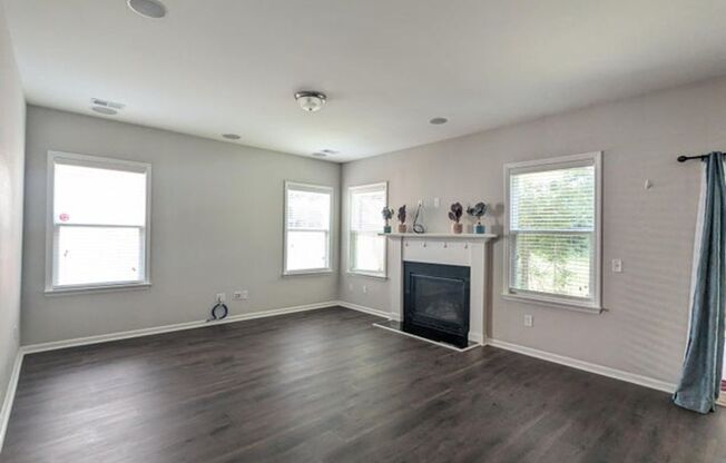 AVAILABLE NOW- 4BR/3.5BA IN COLONY NORTH