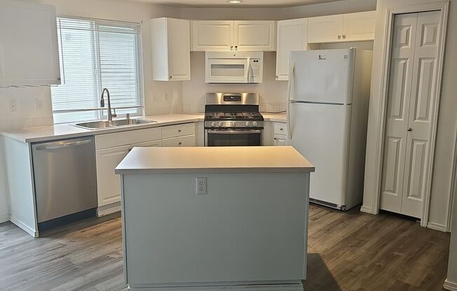 Renton highlands 2 story home for rent, 3 bedroom 2.5 bath, Avail June 10th 2025!