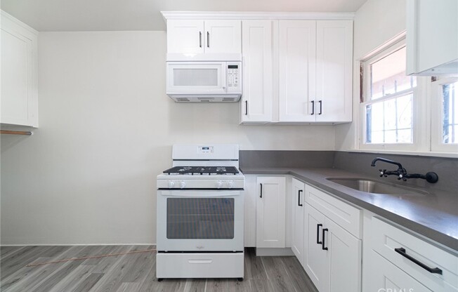 713 W 14 ST