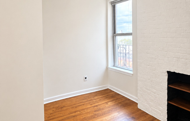 304 W 10 ST