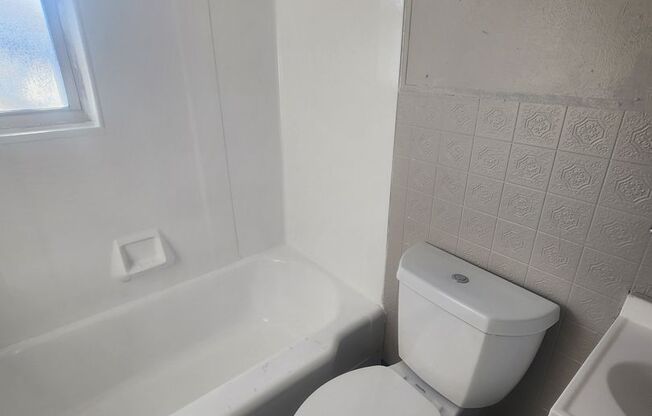 3 beds, 1 bath, 1,500 sqft, $1,300, Unit 1614-00