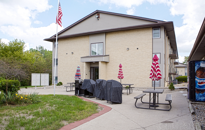 2 beds, 1 bath, 820 sqft, $985, Unit 4400 Wyndsor Terrace Building 5 #10