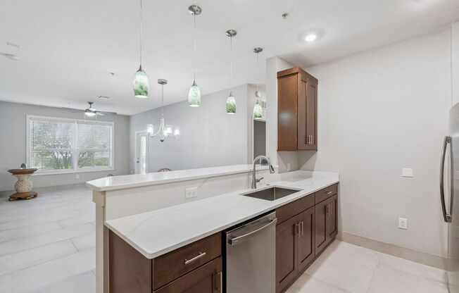 Upscale & renovated 3Bedrooms / 2Baths condo-unit in MetroWest community!