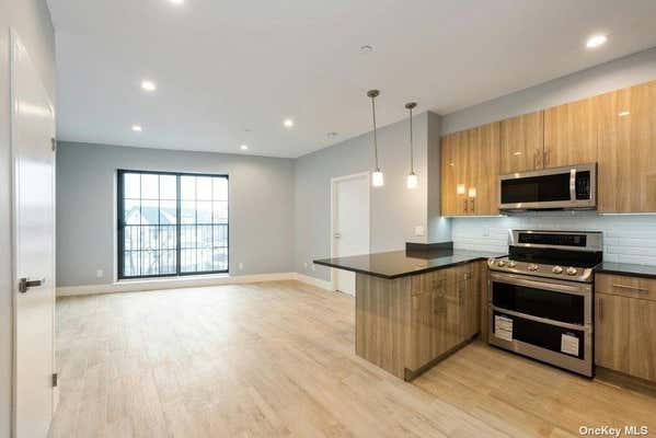 2 beds, 1 bath, $2,800, Unit 3R