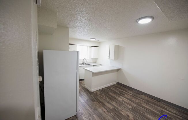 2 beds, 1 bath, 830 sqft, $999, Unit 01